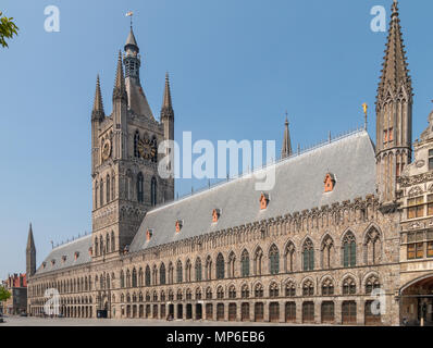 Halle aux draps avec le beffroi au milieu à Ypres, Belgique Banque D'Images