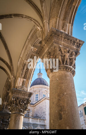 Imposant clocher de l'église cathédrale et de près de l'toit voûté, colonnes de soutien avec des figures sculptées, la vieille ville de Dubrovnik, Croatie Banque D'Images