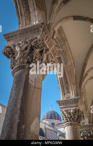 Imposant clocher de l'église cathédrale et de près de l'toit voûté, colonnes de soutien avec des figures sculptées, la vieille ville de Dubrovnik, Croatie Banque D'Images