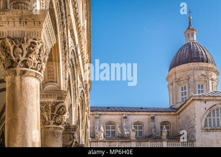 Imposant clocher de l'église cathédrale et de près de l'toit voûté, colonnes de soutien avec des figures sculptées, la vieille ville de Dubrovnik, Croatie Banque D'Images