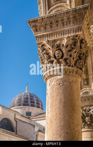 Imposant clocher de l'église cathédrale et de près de l'toit voûté, colonnes de soutien avec des figures sculptées, la vieille ville de Dubrovnik, Croatie Banque D'Images