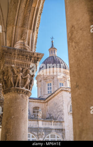 Imposant clocher de l'église cathédrale et de près de l'toit voûté, colonnes de soutien avec des figures sculptées, la vieille ville de Dubrovnik, Croatie Banque D'Images