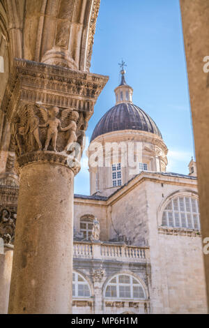 Imposant clocher de l'église cathédrale et de près de l'toit voûté, colonnes de soutien avec des figures sculptées, la vieille ville de Dubrovnik, Croatie Banque D'Images