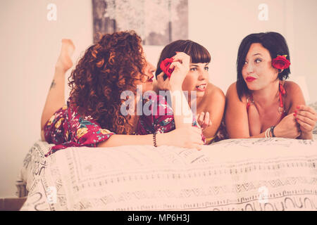 Groupe de trois belles femmes caucasiennes amis femme à la maison et célébrer à nice activité de loisirs. L'amitié avec le sourire et profiter de l'heure Banque D'Images