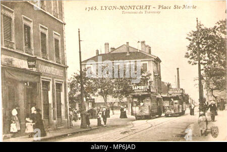 Lyon-Montchat. Place Ste-Marie. Terminus du Tramway . À une intersection intersection de deux tramways en raison d'une voie double emploi. Chaque tramway prend son pouvoir avec une perche. Ces mâts inscrivez-vous deux fils électriques maintenus par des câbles tendus entre les poteaux de chaque côté de la chaussée. Le toit est porteur de la publicité : pour une aponite "lave" et l'autre '' ' Savon Buttercup. L'étage est ouvert au niveau du rail. À droite un trottoir continu en apparence qui mène à l'arrière-plan pour un échange que le bar d'auvent est abaissé. Sur la gauche, un plus de deux étages, reçoit le rez-de-chaussée Banque D'Images