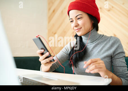 Trendy Freelancer in Cafe Banque D'Images