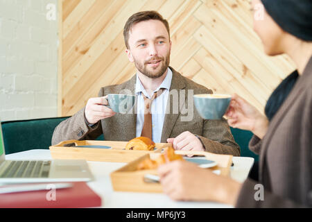 Handsome Businessman avec tasse de café en Café Banque D'Images