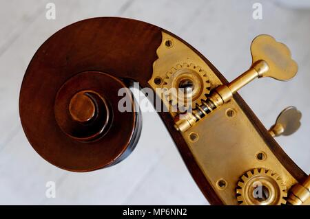 Faites défiler et chevillier à partir d'une contrebasse. Banque D'Images