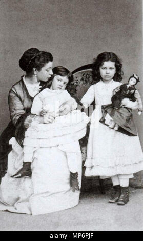 . English : Photographie de Lina Calamatta (1842-1901), épouse de Maurice Dudevant, et ses deux filles, Aurore et Gabrielle Dudevant. Lina Calamatta est la belle-fille de la romancière George Sand. Auteur : Placide Verdot, photographe au n° 54 rue Grande à Châteauroux, dans le département de l'Indre. Il réalise également une série de photographies sur le domaine de Nohant en 1875, à la demande de George Sand. Sable Fonds à la Bibliothèque historique de la Ville de Paris. 14 août 1871. Placide Verdot (1827-1889) 811 Lina Calamatta et ses deux filles (05) Banque D'Images