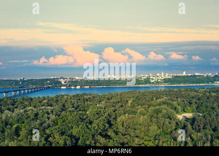 Skyline, Kiev ville en soirée avec de beaux ciel artistique. Vue de la rive droite du Dniepr à partir de la rive gauche Banque D'Images