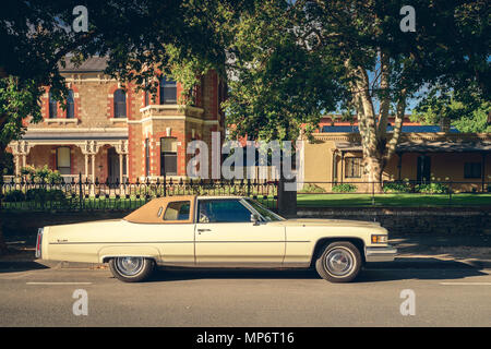 Adelaide, Australie - janvier 18, 2015 : Cadillac de Ville légendaire voiture garée au centre-ville d'Adélaïde dans la rue par un beau jour Banque D'Images