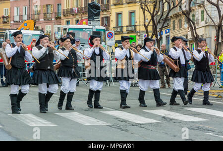 CAGLIARI, Italie - 1 mai 2018 : La célèbre fête de Sant'Efisio en Sardaigne. launeddas musicien en costume traditionnel sarde Banque D'Images