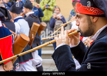 CAGLIARI, Italie - 1 mai 2018 : La célèbre fête de Sant'Efisio en Sardaigne. launeddas musicien en costume traditionnel sarde Banque D'Images