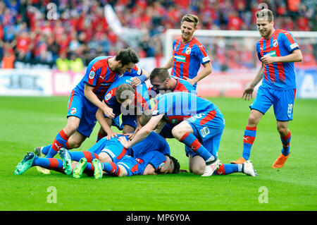 Le Viktoria Plzen équipe a remporté le football tchèque Premier League cette saison, en battant 2-1 Teplice dans le 29e round aujourd'hui avant la ligue se termine, et il a également avancé pour la Ligue des Champions. C'est le cinquième titre de la top league champion pour le club de Viktoria Plzen au cours des huit dernières années. Plzen a remporté le Premier League en 2011, 2013, 2015 et 2016 ainsi, alors que les deux premiers titres il a gagné avec son entraîneur Pavel Vrba. Joueurs de football de Viktoria Plzen célébrer une victoire à Pilsen, République tchèque, le 19 mai 2018. (CTK Photo/Slavomir Kubes) Banque D'Images