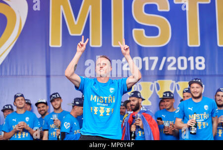 Le Viktoria Plzen équipe a remporté le football tchèque Premier League cette saison, en battant 2-1 Teplice dans le 29e round aujourd'hui avant la ligue se termine, et il a également avancé pour la Ligue des Champions. C'est le cinquième titre de la top league champion pour le club de Viktoria Plzen au cours des huit dernières années. Plzen a remporté le Premier League en 2011, 2013, 2015 et 2016 ainsi, alors que les deux premiers titres il a gagné avec son entraîneur Pavel Vrba. Joueur de football David Limbersky célèbre dans la région de Pilsen, République tchèque, le 19 mai 2018. (Photo/CTK Miroslav Chaloupka) Banque D'Images