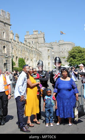 Windsor, Royaume-Uni. 20 mai, 2018. Des scènes de foule après le mariage de Meghan Markle et le prince Harry. Credit : Lorna Roberts/Alamy Live News Banque D'Images