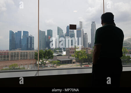 Singapour. 21 mai, 2018. Un homme utilise son téléphone cellulaire dans la Marina Bay de Singapour, le 21 mai 2018. Credit : Puis Chih Wey/Xinhua/Alamy Live News Banque D'Images