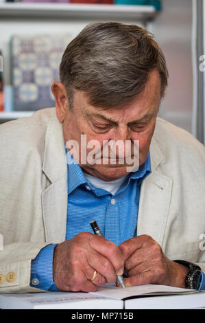 Varsovie, Pologne - Mai 20th, 2018 : Les quatre jours de 9e Foire du livre de Varsovie a eu lieu dans la capitale polonaise. La foire du livre de Varsovie est l'une des plus anciennes foires en Europe. Miroslaw Hermaszewski signe une copie de son livre. Credit : dario photography/Alamy Live News Banque D'Images