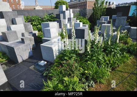 Londres, Royaume-Uni. 21 mai 2018. Jardin de l'épiderme en profondeur (conçu par Robert Barker), l'un des beaux et élégants jardins afficher sur l'affichage à l'2018 RHS Chelsea Flower Show qui a ouvert ses portes aujourd'hui dans les 11 acres de terrain de l'Hôpital Royal de Chelsea, Londres, Royaume-Uni. 'Peau' est un profond jardin conceptuel créé pour une entreprise de soins de peau Royaume-uni établie. Une sculpture composée de près de 200 blocs de béton a été conçu pour représenter les différents visages humains et de la peau. Chacun met en lumière une autre condition qui peut affecter n'importe lequel d'entre nous au cours d'une vie. Crédit : Michael Preston/Alamy Banque D'Images