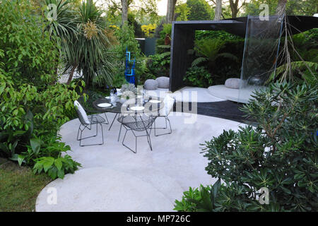 Londres, Royaume-Uni. 21 mai 2018. La VTB Capital Garden - Esprit de Cornwall (conçu par Charles Stuart Towner), l'un des beaux et élégants jardins afficher sur l'affichage à l'2018 RHS Chelsea Flower Show qui a ouvert ses portes aujourd'hui dans les 11 acres de terrain de l'Hôpital Royal de Chelsea, Londres, Royaume-Uni. "L'esprit de Cornwall' est une expérience multi-sensorielle, inspiré par l'œuvre du célèbre sculpteur britannique Barbara Hepworth et la musique composée par Leo Geyer - qui a été spécialement commandé par la Hepworth Estate et Tate St Ives pour célébrer le 40e anniversaire de Hepworth's garden à Cornwall. Il a b Banque D'Images