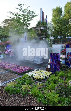 Londres, Royaume-Uni. 21 mai 2018. Le jardin de l'eau, Chine Wuhan (conçu par Laurie Chetwood et Patrick Collins), l'un des beaux et élégants jardins afficher sur l'affichage à l'2018 RHS Chelsea Flower Show qui a ouvert ses portes aujourd'hui dans les 11 acres de terrain de l'Hôpital Royal de Chelsea, Londres, Royaume-Uni. Le Jardin d'eau Wuhan, Chine est une conception par l'architecte Laurie Chetwood et architecte-paysagiste Patrick Collins, qui ont créé quatre jardins primés sur le site de Triangle au Chelsea Flower Show. Crédit : Michael Preston/Alamy Live News Banque D'Images