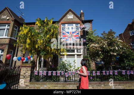 Une maison vue d'être décorée de drapeaux de l'Union à Windsor pour le mariage royal. Le mariage du prince Harry et Meghan Markle a eu lieu le 19 mai 2018 dans la Chapelle St George du château de Windsor au Royaume-Uni, ordinairement les gens de UK et le reste du monde sont venus célébrer et profiter de la mariage royal. Banque D'Images