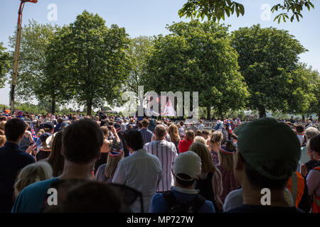 Vu les gens à regarder le mariage sur un grand écran à Windsor. Le mariage du prince Harry et Meghan Markle a eu lieu le 19 mai 2018 dans la Chapelle St George du château de Windsor au Royaume-Uni, ordinairement les gens de UK et le reste du monde sont venus célébrer et profiter de la mariage royal. Banque D'Images