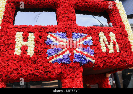 London UK. 21 mai 2018. Boutiques dans l'hôtel Sloane Square sont transformés avec de fleurs de mai dans le cadre de Chelsea en fleur avec le thème de cette année 'Summer of love' qui est une exposition d'art floral produit en association avec la RHS Royal Horticultural Society du 21 au 26 lors du Chelsea Flower show Crédit : amer ghazzal/Alamy Live News Banque D'Images