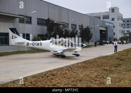 Nanchang, province de Jiangxi en Chine. 21 mai, 2018. Airplane GA20 démontre pour une piste d'essai au cours de ses débuts à Nanchang, capitale de la province de l'est de la Chine, le 21 mai 2018. Le monomoteur à hélice GA20 est une aile fixe quatre places d'avions civils, dont l'utilité de la propriété intellectuelle est une entreprise indépendante par une entreprise privée Guanyi Aero. L'avion sort de la ligne de production et a terminé son premier test de la piste le lundi. Credit : Zhou Mi/Xinhua/Alamy Live News Banque D'Images