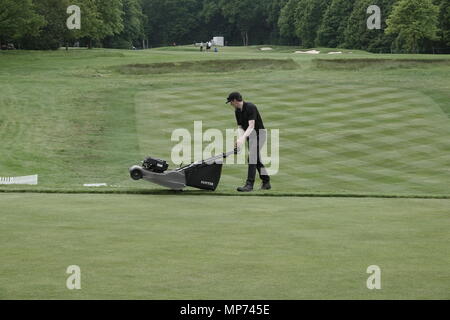 Wentworth Club, Surrey, UK . 21 mai, 2018 Le greenstaff au célèbre Club Wentworth se prépare pour le début de l'assemblée annuelle/BMW PGA Championship : Motofoto Crédit/Alamy Live News Banque D'Images