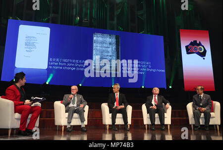 Sydney, Australie. 20 mai, 2018. Hésitant Barry (2L), descendants de Mak Sai Ying, ou hésitant, John le premier colon chinois né en Australie, assiste à un gala visant à souligner le 200e anniversaire de l'immigration chinoise en Australie à Sydney, Australie, le 20 mai 2018. Plus de 2 000 personnes de tous les horizons réunis ici dimanche soir à l'hôtel de ville de Sydney, capitale de l'Australie est l'état de Nouvelle-Galles du Sud pour célébrer le 200e anniversaire de l'immigration chinoise à l'Australie. Credit : Bai Xuefei/Xinhua/Alamy Live News Banque D'Images