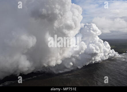 New York, USA. 20 mai 2018. De lave et de dioxyde de soufre toxique de panaches de fissures 20 comme magma en fusion atteint l'océan à partir de l'éruption du volcan Kilauea le 20 mai 2018 dans Pahoa, Hawaii. Hot Lava entrant dans l'océan crée un panache blanc dense appelé 'farniente' (abréviation de 'Haze' lave). Paresser sous forme de lave bouillante se résume à de l'eau de la sécheresse. Credit : Planetpix/Alamy Live News Banque D'Images