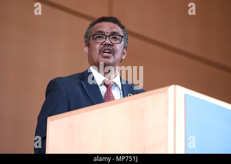 (180521) -- GENÈVE, 21 mai 2018 (Xinhua) -- Le directeur général de l'Organisation mondiale de la santé Le Dr Tedros Adhanom Ghebreyesus parle pendant l'Assemblée mondiale de la Santé à Genève, Suisse, le 21 mai 2018. L'Assemblée mondiale de la Santé (WHA) a dévoilé un plan ambitieux le lundi souhaitant bénéficier d'une population globale de 3 milliards de dollars à l'échelle mondiale pour les cinq prochaines années avec de meilleurs soins de santé et de bien-être. (Xinhua/Alain Grosclaude)(srb) Banque D'Images