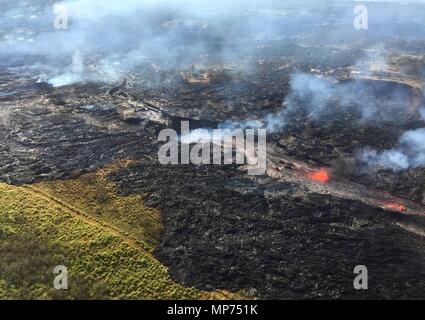 New York, USA. 20 mai 2018. Flux de lave canalisées vers le bas dans une énorme fissure 20 crack au sol à partir de l'éruption du volcan Kilauea le 20 mai 2018 dans Pahoa, Hawaii. Credit : Planetpix/Alamy Live News Banque D'Images