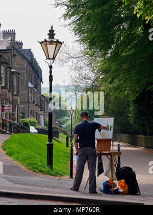 Buxton Victorian Pavilion Gardens, au Royaume-Uni. 21 mai 2018. Météo France : peinture de l'artiste dans le chaud soleil d'été dans les jardins du pavillon victorien Buxton, Derbyshire De : Doug Blane/Alamy Live News Banque D'Images