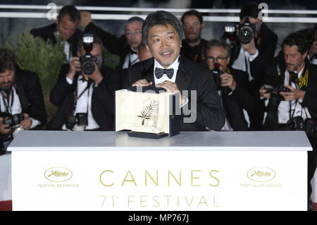 Cannes, France. 19 mai, 2018. Hirokazu Koreeda au photocall avec les lauréats lors de la 71e édition du Festival de Cannes au Palais des Festivals le 19 mai 2018 à Cannes, France | worldwide Credit : dpa/Alamy Live News Banque D'Images