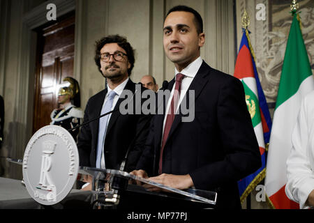 Rome, Italie. 21 mai, 2018. Luigi Di Maio, Mouvement cinq étoiles (M5S) CHEF, répond aux médias après une nouvelle ronde de consultations, avec le président italien Sergio Mattarella, pour la formation du nouveau gouvernement au Palais du Quirinal à Rome, Italie le 21 mai 2018. Credit : Giuseppe Ciccia/Alamy Live News Banque D'Images