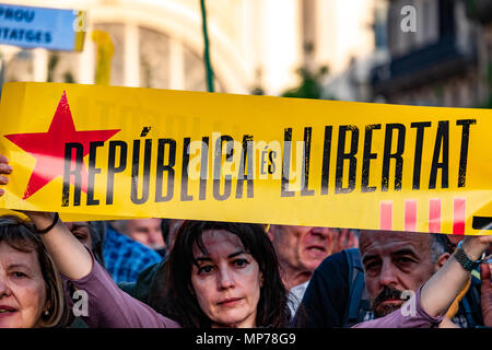 Une femme est vu montrant une affiche pour la République Catalane. Des centaines de personnes se sont concentrées pour protester contre le maintien de l'article 155 qui empêche le fonctionnement normal du gouvernement Catalan et les institutions après la nomination du président Quim Torra. Banque D'Images