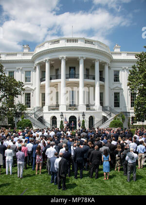 Le Président des Etats-Unis, Donald J. Trump héberge Martin Truex Jr., la NASCAR Cup Series champion, et son équipe, sur la pelouse Sud de la Maison Blanche à Washington, DC le lundi 21 mai 2018. Truex fait concurrence à plein temps dans la NASCAR Cup Series Monster Energy pour Furniture Row Racing. Credit : Ron Sachs/CNP | conditions dans le monde entier Banque D'Images