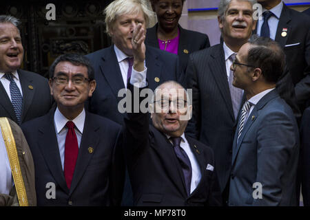 21 mai 2018 - Buenos Aires, capitale fédérale, l'Argentine - Photo de la famille des ministres des affaires étrangères du G20 au Palais San Martín-n. C'est la troisième réunion ministérielle du G20 l'Argentine en 2018, après les deux premières réunions des ministres des finances et présidents de banques centrales. L'ordre du jour de sujets, prévue pour lundi, le 21 mai, comprendra le multilatéralisme et la gouvernance mondiale en premier lieu. De nouveaux défis tels que les technologies de l'information et la fracture numérique, la cybersécurité et les changements de paradigmes le commerce et la migration seront sur la table. (Crédit Image : © Roberto Banque D'Images