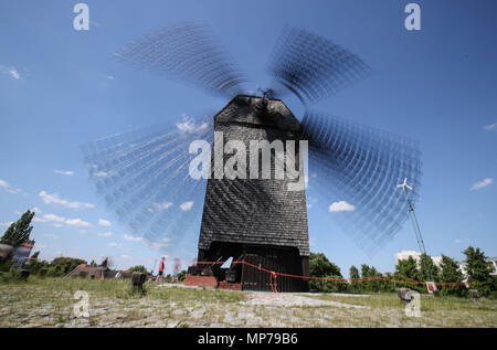 Berlin. 21 mai, 2018. La photo prise avec une exposition multiple le 21 mai 2018 présente une vue de l'Bockwindmuehle Marzahner, un moulin à vent construit en 1993 comme une réplique d'un moulin du 19ème siècle à Berlin, capitale de l'Allemagne. Le lundi, plus de 1 100 usines d'un bout à l'Allemagne, historique et de répliques, avaient leurs lames géantes se tourna et broyeurs sous tension pour célébrer le 25e jour des aciéries allemandes. Credit : Shan Yuqi/Xinhua/Alamy Live News Banque D'Images
