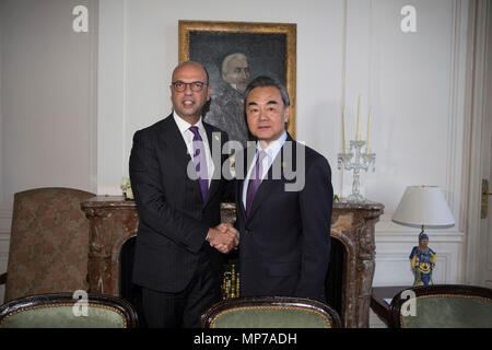 Buenos Aires. 21 mai, 2018. Le Conseiller d'Etat chinois et le ministre des Affaires étrangères Wang Yi (R) rencontre avec le Ministre italien des affaires étrangères, Angelino Alfano à Buenos Aires, Argentine, le 21 mai 2018, en marge du G20, réunion des ministres des affaires étrangères. Crédit : Martin Zabala/Xinhua/Alamy Live News Banque D'Images