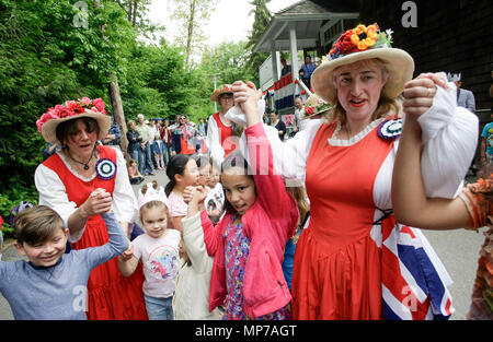 Burnaby, Canada. 21 mai, 2018. Interprètes danse avec le jeune public au cours de l'assemblée annuelle de la fête de Victoria à la Burnaby Village Museum, à Burnaby, Canada, Mai 21, 2018. Le Jour de Victoria est la fonction publique fédérale du Canada maison de vacances le dernier lundi précédant le 25 mai chaque année pour célébrer la fête de la reine Victoria, qui tombe le 24 mai. Credit : Liang Sen/Xinhua/Alamy Live News Banque D'Images