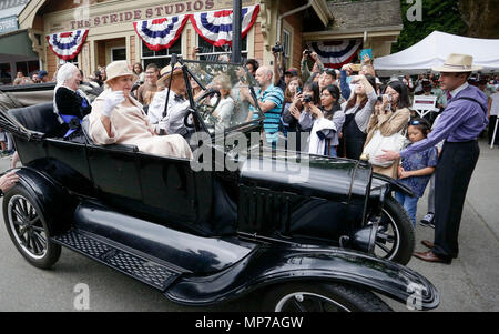 Burnaby, Canada. 21 mai, 2018. Une actrice (L) habillé comme la reine Victoria est accueilli au cours de l'assemblée annuelle de la fête de Victoria à la Burnaby Village Museum, à Burnaby, Canada, Mai 21, 2018. Le Jour de Victoria est la fonction publique fédérale du Canada maison de vacances le dernier lundi précédant le 25 mai chaque année pour célébrer la fête de la reine Victoria, qui tombe le 24 mai. Credit : Liang Sen/Xinhua/Alamy Live News Banque D'Images