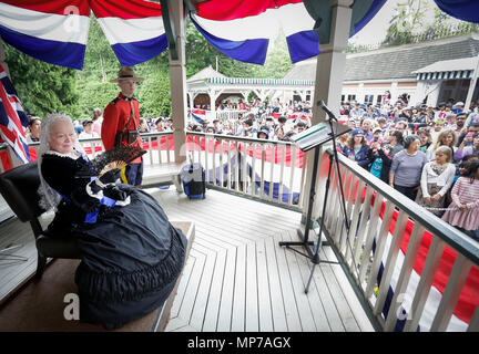 Burnaby, Canada. 21 mai, 2018. Une actrice habillée en Reine Victoria est accueilli au cours de l'assemblée annuelle de la fête de Victoria à la Burnaby Village Museum, à Burnaby, Canada, Mai 21, 2018. Le Jour de Victoria est la fonction publique fédérale du Canada maison de vacances le dernier lundi précédant le 25 mai chaque année pour célébrer la fête de la reine Victoria, qui tombe le 24 mai. Credit : Liang Sen/Xinhua/Alamy Live News Banque D'Images