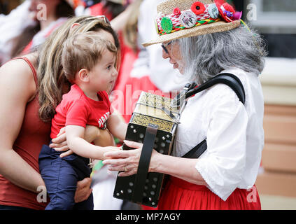 Burnaby, Canada. 21 mai, 2018. Un artiste interprète ou exécutant interagit avec un enfant au cours de l'assemblée annuelle de la fête de Victoria à la Burnaby Village Museum, à Burnaby, Canada, Mai 21, 2018. Le Jour de Victoria est la fonction publique fédérale du Canada maison de vacances le dernier lundi précédant le 25 mai chaque année pour célébrer la fête de la reine Victoria, qui tombe le 24 mai. Credit : Liang Sen/Xinhua/Alamy Live News Banque D'Images