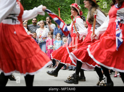 Burnaby, Canada. 21 mai, 2018. Les gens regardent un spectacle de danse au cours de l'assemblée annuelle de la fête de Victoria à la Burnaby Village Museum, à Burnaby, Canada, Mai 21, 2018. Le Jour de Victoria est la fonction publique fédérale du Canada maison de vacances le dernier lundi précédant le 25 mai chaque année pour célébrer la fête de la reine Victoria, qui tombe le 24 mai. Credit : Liang Sen/Xinhua/Alamy Live News Banque D'Images