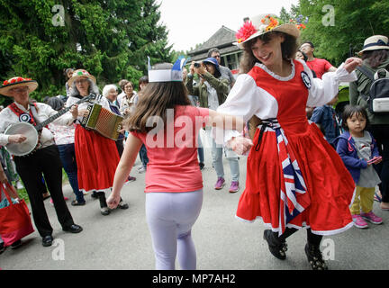 Burnaby, Canada. 21 mai, 2018. Un artiste interprète ou exécutant les danses avec une fille au cours de l'assemblée annuelle de la fête de Victoria à la Burnaby Village Museum, à Burnaby, Canada, Mai 21, 2018. Le Jour de Victoria est la fonction publique fédérale du Canada maison de vacances le dernier lundi précédant le 25 mai chaque année pour célébrer la fête de la reine Victoria, qui tombe le 24 mai. Credit : Liang Sen/Xinhua/Alamy Live News Banque D'Images