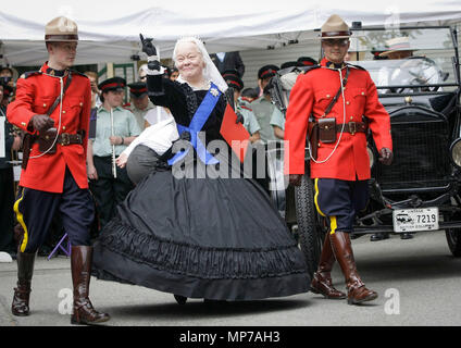 Burnaby, Canada. 21 mai, 2018. Une actrice habillée en Reine Victoria est accueilli par la foule lors de la célébration annuelle de la fête de Victoria à la Burnaby Village Museum, à Burnaby, Canada, Mai 21, 2018. Le Jour de Victoria est la fonction publique fédérale du Canada maison de vacances le dernier lundi précédant le 25 mai chaque année pour célébrer la fête de la reine Victoria, qui tombe le 24 mai. Credit : Liang Sen/Xinhua/Alamy Live News Banque D'Images