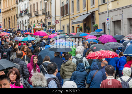 CAGLIARI, Italie - 1 mai 2018 : La célèbre fête de Sant'Efisio en Sardaigne.pèlerins durant la procession religieuse Banque D'Images